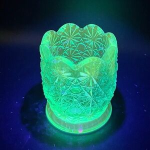 Vintage L.E. Smith Daisy & Button Blue Glass Toothpick Holder - Glows!